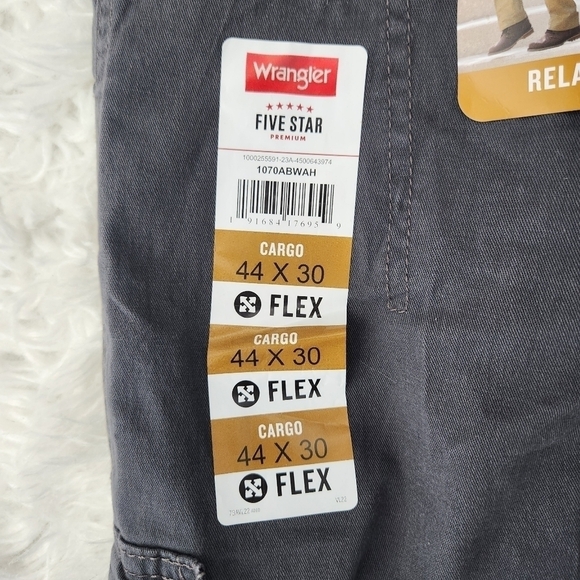 WRANGLER MEN'S FIVE STAR PREMIUM RELAXED FIT FLEX CARGO PANT IN ANTHRACITE. Size - Picture 6 of 8
